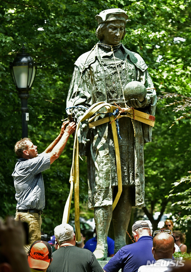 [뉴헤이븐=AP/뉴시스]24일(현지시간) 미 코네티컷주 뉴헤이븐의 우스터 광장에서 크리스토퍼 콜럼버스의 동상이 철거되고 있다. 2020.06.25.