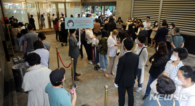 [서울=뉴시스] 전진환 기자 = 지난 25일 명품을 사려는 고객들이 오전 롯데백화점 노원점 앞에 줄을 섰다. 2020.06.25.  amin2@newsis.com