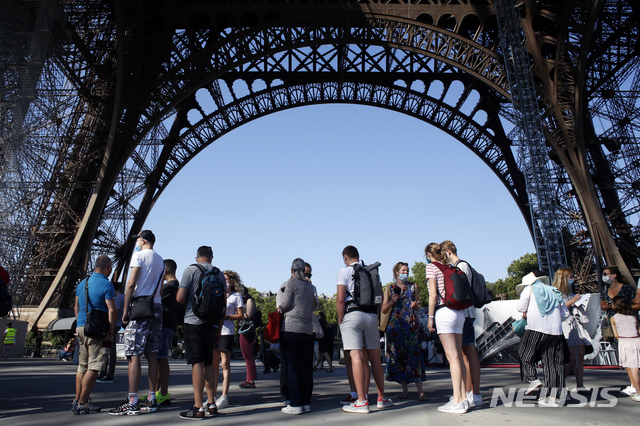[파리=AP/뉴시스]25일(현지시간) 프랑스 파리의 에펠탑이 부분 재개장해 관람객들이 줄 서 있다. 부분적으로 개방한 에펠탑은 입장 인원이 제한적이며 꼭대기 전망대는 7월 15일 개방한다. 파리의 랜드마크 에펠탑은 신종 코로나바이러스 감염증(코로나19) 대유행으로 약 3개월간 폐쇄됐는데 이는 제2차 세계대전 이후 가장 오랫동안 문을 닫은 것이다. 2020.06.25.