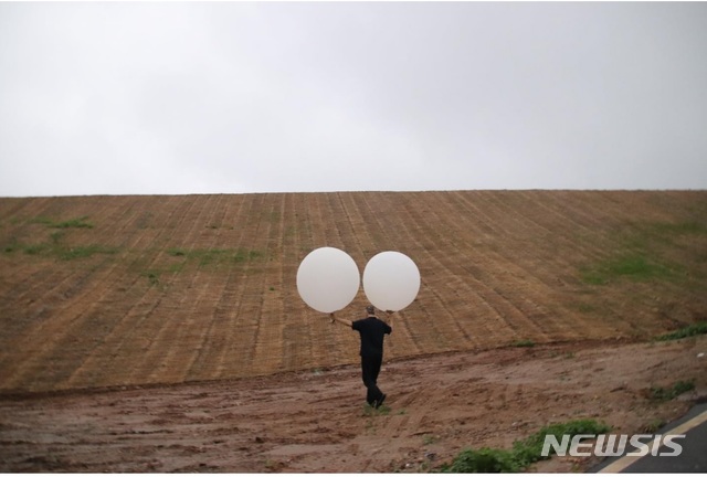 [서울=뉴시스]한국 순교자의 소리가 지난 25일 북한에 성경이 담긴 풍선을 띄워 보내는 모습. (사진 = 한국 순교자의 소리 제공) 2020.06.26.photo@newsis.com