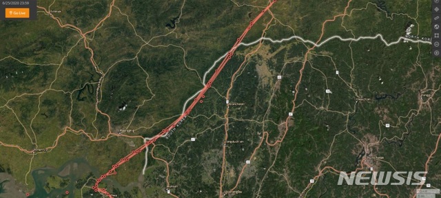[서울=뉴시스]한국 순교자의 소리가 북한에 보낸 성경 담긴 풍선의 GPS 추적도. 한국 순교자의 소리는 붉은 선이 GPS 이동경로이며 풍선이 강화를 출발해 북한 국경(흰색 선)을 지나고 있다고 설명했다. (사진 = 한국 순교자의 소리 제공) 2020.06.25.photo@newsis.com 