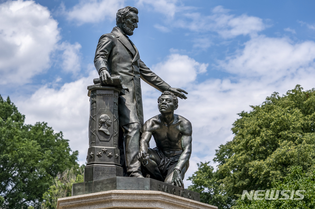 [워싱턴=AP/뉴시스]25일(현지시간) 미 워싱턴DC의 링컨 파크에 에이브러햄 링컨 대통령의 발치에서 무릎을 꿇고 있는 해방 노예의 모습을 그린 링컨 동상이 세워져 있다. 조지 플로이드 사망 후 인종차별과 관련된 역사적 인물들의 동상을 철거해야 한다는 주장이 거세지면서 시위대는 링컨 동상도 철거할 계획이라고 밝혔다. 2020.06.26.