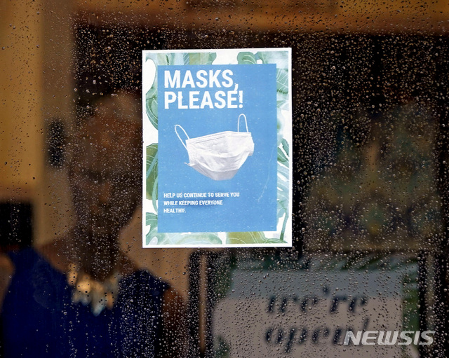 [텍사스=AP/뉴시스]6월 25일(현지시간) 미국 텍사스 주의 한 상점에 마스크 착용 요청문이 붙어 있다.