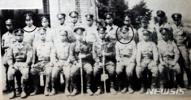 [서울=뉴시스] 1947년 4월 29일 자로 발간된 육군사관학교(당시 남조선국방경비학교) 제3기 졸업앨범에 실린 제2중대 제5구대의 오동기(앞줄 오른쪽 3번째)와 김병삼(뒷줄 왼쪽에서 2번째). 오동기는 1948년 여순사건이 발생했을 때 ‘반란’을 주도한 제14연대의 연대장이었고, 그해 10월 ‘혁명의용군사건’으로 구속됐다. 김병삼은 후에 헌병사령관을 거쳐 5·16 군사 쿠데타 후 국가재건최고회의 초대 내각 사무처장을 지냈고, 소장으로 예편해 1960년대에 체신부 장관을 지냈다. (사진=미디어한국학 제공) 2020.06.28. photo@newsis.com