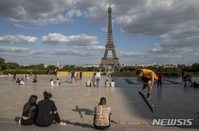 [파리=AP/뉴시스] 유럽연합(EU)은 30일(현지시간) 한국을 포함한 15개국의 입국을 허용했다. 사진은 지난달 25일 프랑스 파리 에펠탑 앞 광장에서 시민들이 휴식을 취하는 모습. 2020.6.30.