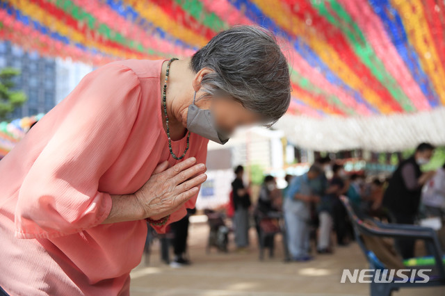 [서울=뉴시스] 박민석 기자 = 28일 오전 서울 종로구 조계사에서 마스크를 착용한 신도들이 기도를 드리고 있다. 2020.06.28. mspark@newsis.com