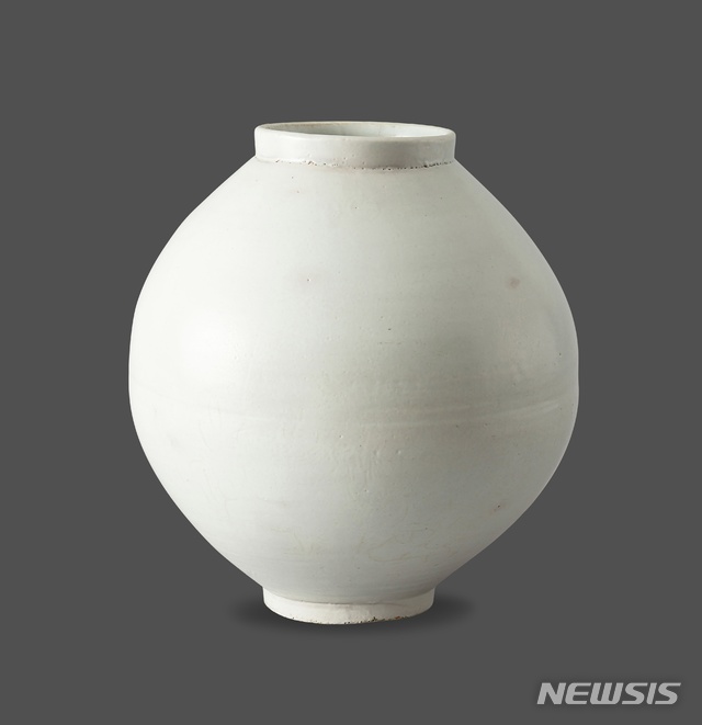[서울=뉴시스]경매 추정가 4500만원~1억원, 백자 달항아리 White Porcelain Moon Jar, 조선시대, 36.5×14.2×12.5㎝(사진=아이옥션 제공)2020.06.29 photo@newsis.com