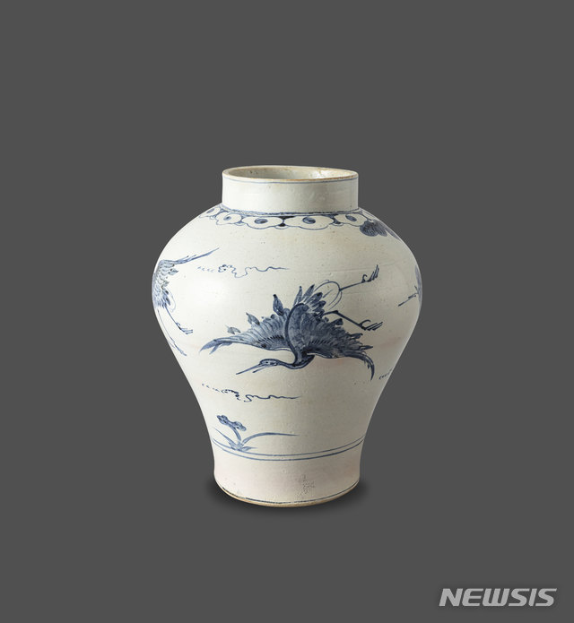[서울=뉴시스]경매 추정가 8000만원~2억원, 백자청화 장생문호 White & Blue Porcelain Jar with The Traditional Symbols of Longevity Design, 조선시대, 30×12.3×12.5㎝(사진=아이옥션 제공)2020.06.29 photo@newsis.com