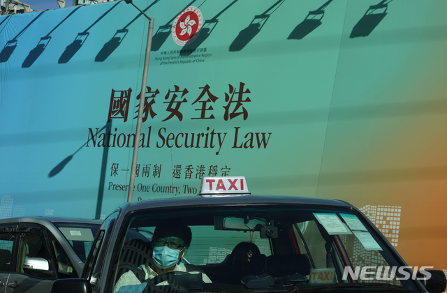 [홍콩=AP/뉴시스] 29일(현지시간) 홍콩에서 한 택시가 홍콩 국가보안법(보안법) 홍보 문구를 지나치고 있다. 2020.06.30.