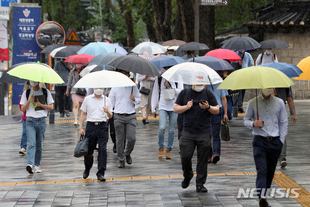 [서울=뉴시스] 이윤청 기자 = 비가 내리는 지난달 30일 서울 중구 시청역 인근에서 시민들이 우산을 쓰고 출근하고 있다. 2020.06.30. radiohead@newsis.com