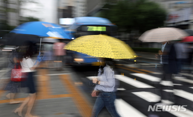 [서울=뉴시스] 이윤청 기자 = 비가 내리는 30일 서울 종로구 광화문광장에서 시민들이 우산을 쓰고 출근하고 있다. 2020.06.30. radiohead@newsis.com