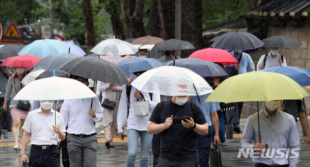 [서울=뉴시스] 이윤청 기자 = 비가 내리는 지난달 30일 서울 중구 시청역 인근에서 시민들이 우산을 쓰고 출근하고 있다. 2020.06.30. radiohead@newsis.com