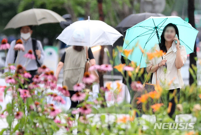 [서울=뉴시스] 박미소 기자 = 지난달 30일 오전 서울 중구 을지로입구역 인근에서 시민들이 우산을 쓰고 걸어가고 있다. 2020.06.30. misocamera@newsis.com