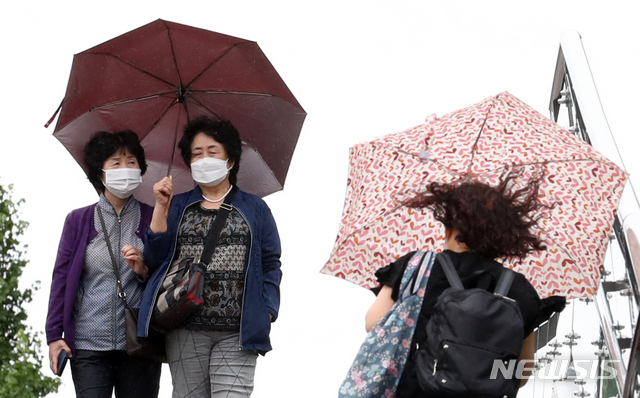 [인천=뉴시스] 이종철 기자 = 지난달 30일 오후 인천시 남동구 중앙공원 보행육교를 시민들이 우산을 쓰고 건너가고 있다. 2020.06.30. jc4321@newsis.com