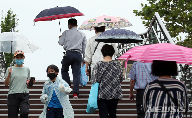 [인천=뉴시스] 이종철 기자 = 지난달 30일 오후 인천시 남동구 중앙공원 보행육교를 시민들이 우산을 쓰고 건너가고 있다. 2020.06.30. jc4321@newsis.com