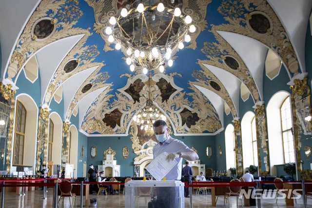 [카잔스키=AP/뉴시스] 30일(현지시간) 한 남성이 러시아 카잔스키 역사에 마련된 투표장에서 투표를 하고 있다. 러시아에서 헌법 개정의 찬반을 묻는 국민투표 본투표가 1일 시작됐다. 2020.7.1.