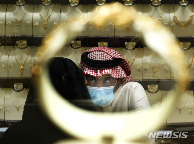 [제다=AP/뉴시스] 6월30일(현지시간) 사우디아라비아 제다에서 한 여성이 금 상점에서 쇼핑 중인 모습. 2020.07.09.