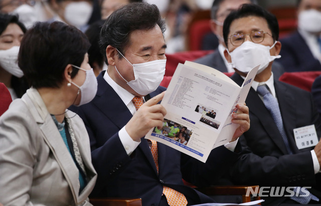 [서울=뉴시스] 김진아 기자 = 이낙연 더불어민주당 코로나19 국난극복위원장이 1일 서울 여의도 국회 의원회관에서 열린 코로나19 사태 이후, 대한민국 재도약의 길에서 자료를 확인하고 있다. 2020.07.01. bluesoda@newsis.com