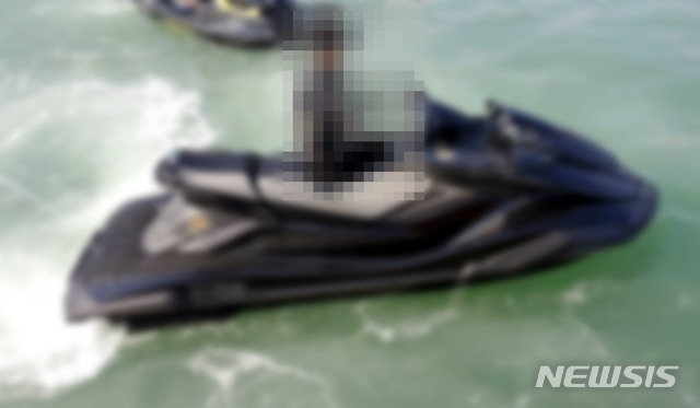 [부산=뉴시스] 부산해양경찰서는 부산 앞바다에서 무등록 수상오토바이를 운항한 40대 A씨를 수상레저안전법 위반 혐의로 적발했다고 2일 밝혔다. (사진=부산해경 제공)