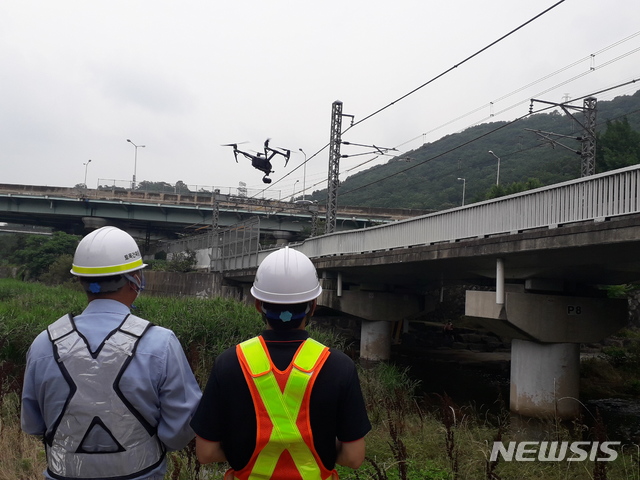 [광주=뉴시스]구길용 기자 = 광주도시철도공사는 2일 드론을 투입해 시설물 안전관리에 나선다고 밝혔다. (사진=광주도시철도공사 제공). 2020.07.02. kykoo1@newsis.com