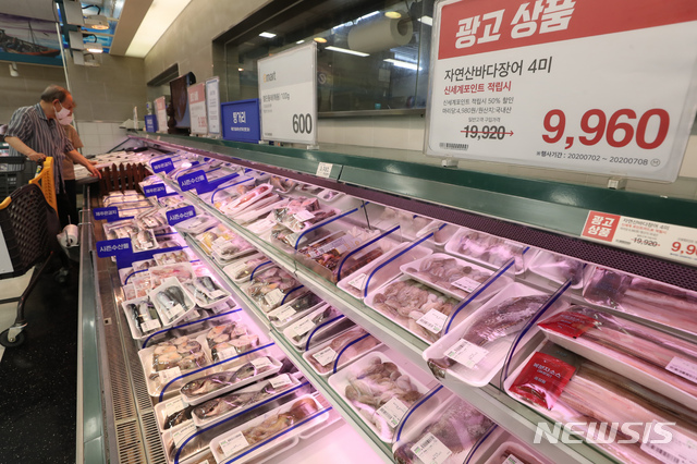 [서울=뉴시스] 고승민 기자 = 지난달 소비자물가 상승률이 1년 전과 비슷한 수준으로 나타난 것으로 알려진 2일 서울의 한 대형마트에서 시민들이 신선식품을 고르고 있다. 통계청이 2일 발표한 '소비자물가동향'에 따르면 소비자물가지수가 104.87(2015=100)로 1년 전과 비교했을 때 보합(0.0%)인 것으로 나타났다. 생선, 해산물, 채소, 과일 등 기상 조건이나 계절에 따라 가격 변동이 큰 50개 품목의 물가를 반영하는 신선식품지수는 지난해 같은 기간보다 4.3% 상승했다. 2020.07.01. kkssmm99@newsis.com