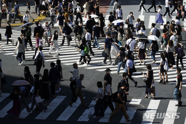 [도쿄=AP/뉴시스]지난 2일 일본 도쿄 시부야에서 신종 코로나바이러스 감염증(코로나19) 예방을 위해 마스크를 쓴 사람들이 횡단보도를 건너고 있다. 2020.07.02.