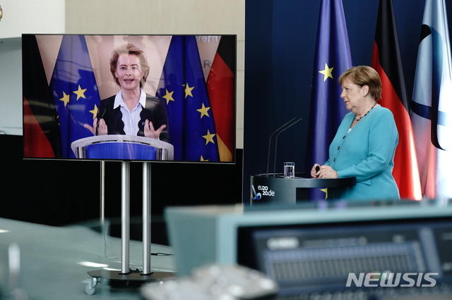 [베를린=AP/뉴시스]앙겔라 메르켈 독일 총리(오른쪽)가 2일(현지시간) 베를린 총리실에서 우르줄라 폰데어라이엔 유럽연합(EU) 집행위원장과 공동 화상 기자회견을 진행하고 있다. 2020.7.3.