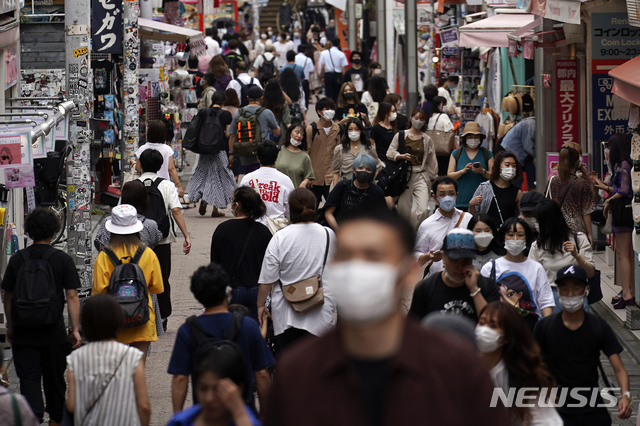 [도쿄=AP/뉴시스] 일본 수도 도쿄도가 신종 코로나바이러스 감염증(코로나19) 제2파의 진원지가 되고 있는 가운데 지난 3일 시내 쇼핑가에 마스크를 착용한 인파가 몰려 인산인해를 이루고 있다. 2020.07.05