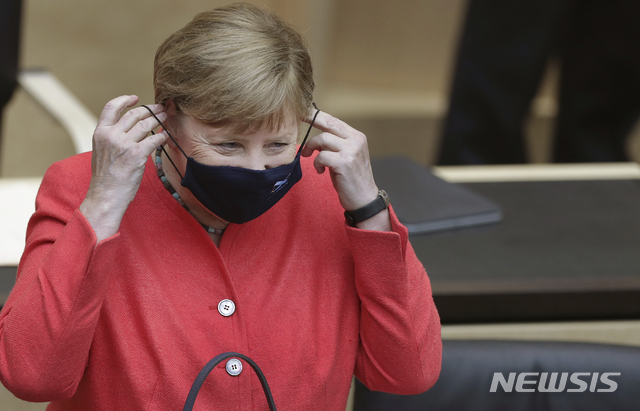 [베를린=AP/뉴시스]앙겔라 메르켈 독일 총리가 3일(현지시간) 베를린 상원의회에서 마스크를 고쳐쓰고 있다. 2020.7.4.