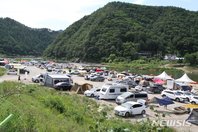 【홍천=뉴시스】한윤식 기자 = 강원지역 대부분 30도 안팍의 더운날씨를 보인 4일 오후 홍천강변에는 많은 피서색들이 몰려 물놀이를 즐기며 더위를 식히고 있다. 2020.07.04.  ysh@newsis.com 