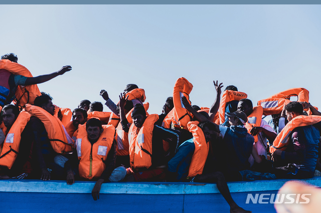 [AP/뉴시스] 지난 해 지중해에서 국제구조단체 오션 바이킹 소속 구조선에 의해 목숨을 구한 뒤 구명조끼를 입은 채 항구를 향하고 있는 유럽행 아프리카 난민들.  