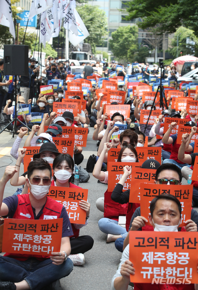 [서울=뉴시스]김명원 기자 = 이스타항공노조원들이 4일 서울 영등포구 여의도 민주당사 앞에서 이스타항공 운항재개 촉구 결의대회를 하고 있다. 2020.07.04.  kmx1105@newsis.com