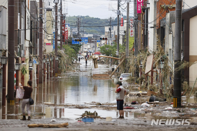 [히토요시=AP/뉴시스] 일본 규슈 구마모토현 일대에 최대 시간당 100mm 가까운 폭우가 쏟아지면서 홍수와 침수 등으로 적어도 16명이 숨진 가운데 초토화한 히토요시 시내에서 4일 시민들이 가재도구와 물건들을 정리하고 있다. 2020.07.04  