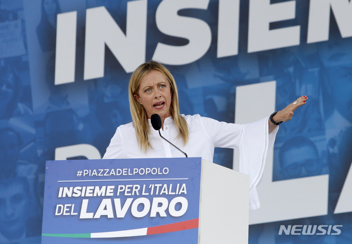 [로마=AP/뉴시스]조지아 멜로니 '이탈리아의 형제들'(FdI) 대표가 지난 2020년 7월4일 모마 중심부 피아자 델 포폴로에서 열린 중도우파의 반대 집회에서 연설하고 있다. 연단에 이탈리아어로 '이탈리아의 일자리를 위해 단결'이라고 쓰여 있다. 9월25일 치러지는 이탈리아 총선에서 멜로니가 이끄는 FdI가 여론조사 선두를 달리고 있어 이탈리아 최초의 여성 총리가 탄생할 수 있을지 관심이 모아지고 있다. 2022.7.28