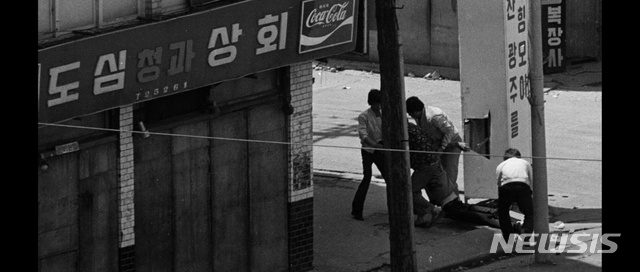 [서울=뉴시스]영화 '광주비디오: 사라진 4시간' 스틸. (사진=인디플러그 제공)