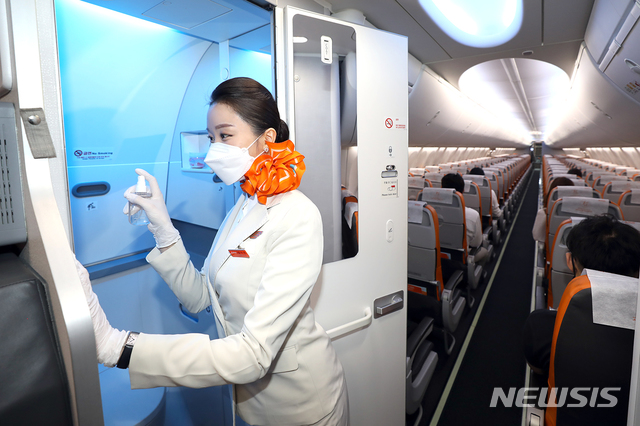 [서울=뉴시스]제주항공은 5일부터 전노선 기내에서 소독 스프레이를 이용해 기내 화장실 내부 및 화장실 손잡이 소독을 실시한다고 밝혔다. (사진=제주항공 제공) 2020.07.05