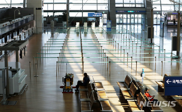 [인천공항=뉴시스]홍효식 기자 = 신종 코로나바이러스 감염증(코로나19) 여파로 올해 2분기 국제선 여객 수가 1년 전보다 97.8% 급감한 가운데 5일 오후 인천국제공항 제1터미널 출국장이 한산한 모습을 보이고 있다. 2020.07.05. yesphoto@newsis.com