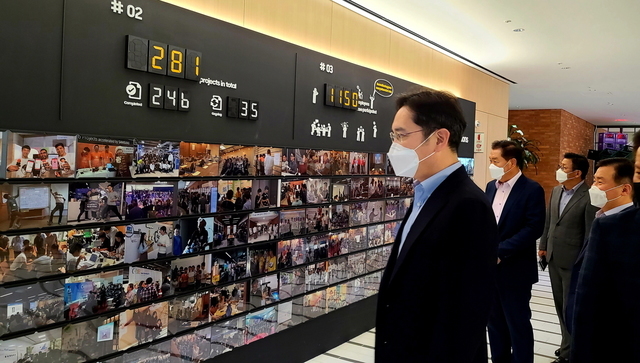 [서울=뉴시스] 이재용 부회장이 6일 삼성전자 수원사업장에 위치한'C랩 갤러리'를 찾아 사내 스타트업들의 제품과 기술을 살펴보는 모습. 사진 삼성전자