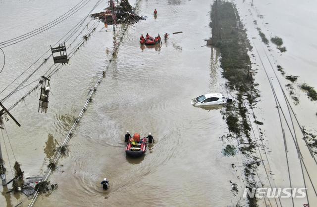 [구마모토=AP/뉴시스]지난 5일 일본 구마모토현 구마무라 지역에서 주민들이 구조보트를 타고 구조되고 있다. 구마모토현에는 기록적인 폭우가 내리면서 6일 기준 24명이 사망하고 16명이 심폐정지 상태다. 11명이 실종됐다. 2020.07.06.