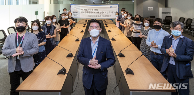 [광주=뉴시스] = 아시아문화원 직원들이 신종 코로나바이러스 감염증(코로나19)과 사투를 벌이고 있는 의료진을 응원하는 '덕분에 챌린지'를 하고 있다. (사진=아시아문화원 제공) photo@newsis.com