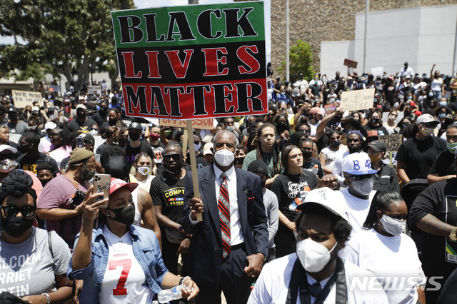 [콤프턴=AP/뉴시스] 6월7일(현지시간) 미국 캘리포니아주 콤프턴에서 백인 경찰의 가혹행위로 흑인 조지 플로이드가 사망한 사건에 항의하는 '흑인의 목숨도 소중하다(Black Lives Matter)' 시위가 열린 모습. 2020.07.09.