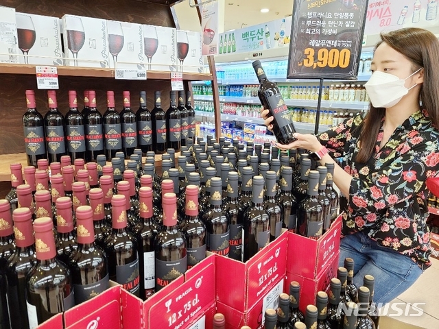 [서울=뉴시스] 롯데마트가 지난달 선보인 3000원대 초저가 와인 '레알 푸엔테' 50만 병을 수입하기로 했다. (사진=롯데마트 제공)