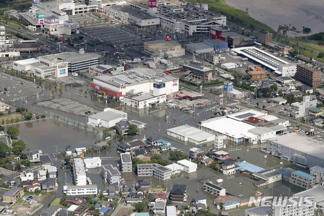 [구루메=AP/뉴시스]7일 일본 후쿠오카현 구루메에 내린 폭우로 도로가 침수돼 있다. 일본 남부에 내린 기록적인 폭우로 곳곳에서 홍수 피해가 속출하고 있다. 2020.07.08.