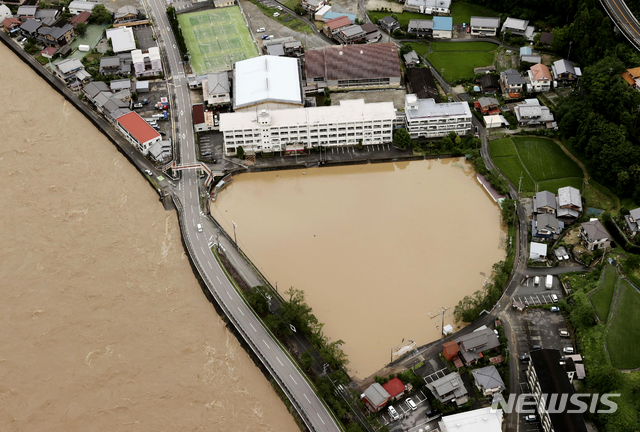 [게로=AP/뉴시스]지난 8일 일본 기후현 게로 시에 내린 폭우로 한 중고등학교 운동장이 물에 잠겨 있다. 일본 남부에 내린 기록적인 폭우로 곳곳에서 홍수 피해가 속출하고 있다. 2020.07.08.