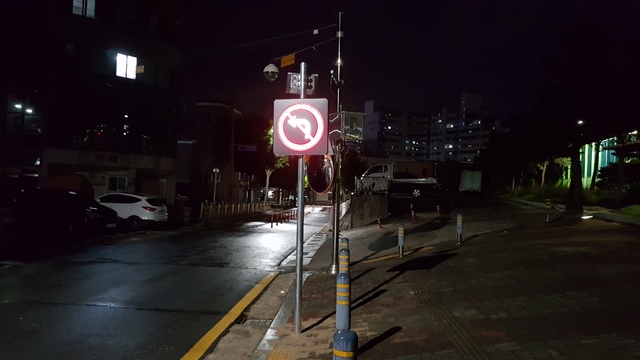 강원 홍천군이 도시계획도로에 새로 설치한 발광형 교통 표지판. (사진=홍천군청 제공)