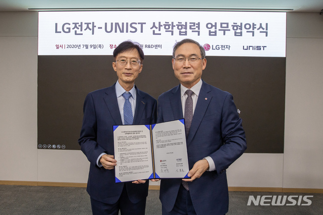 [울산=뉴시스] 구미현 기자 = UNIST와 LG전자는 9일 LG전자 창원1공장 R&D센터에서 '산학협력 업무 협약 체결식'을 가졌다. UNIST 이용훈 총장과 LG전자 송대현 H&A사업본부장(오른쪽)이 기념촬영을 하고 있다. 2020.07.09. (사진=UNIST 제공) photo@newsis.com