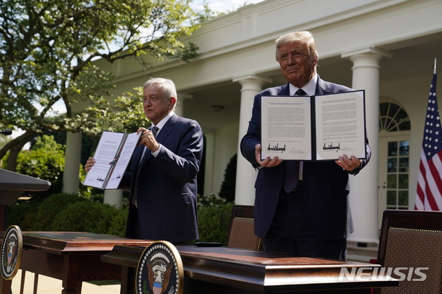 [워싱턴=AP/뉴시스]도널드 트럼프(오른쪽) 미국 대통령이 마누엘 로페스 오브라도르 멕시코 대통령과 함께 8일(현지시간) 백악관 로즈가든에서 서명한 공동선언문을 들고 기념사진을 찍고 있다. 2020.07.09.