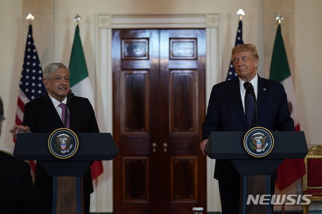 [워싱턴 = AP/뉴시스]도널드 트럼프 미국대통령과 안드레스 마누엘 로페스 오브라도르 멕시코 대통령이 8일(현지시간) 백악관에서 회담을 마친 뒤 공동기자회견을 하고 있다.   
