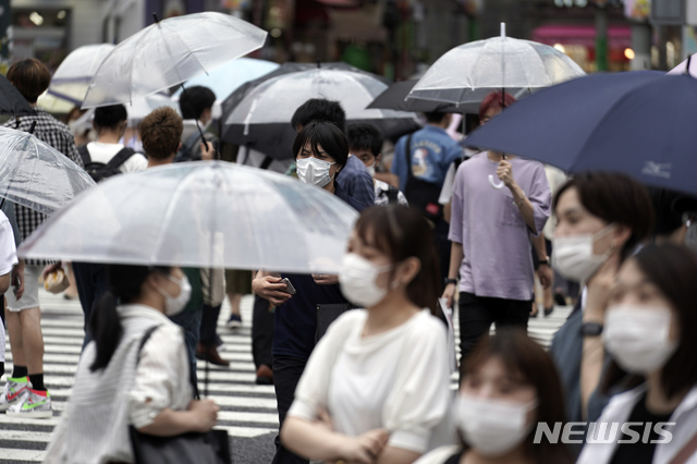 [도쿄=AP/뉴시스]지난 9일 일본 도쿄 시부야의 횡단보도를 신종 코로나바이러스 감염증(코로나19) 마스크를 착용한 시민들이 건너고 있다. 2020.07.14. 