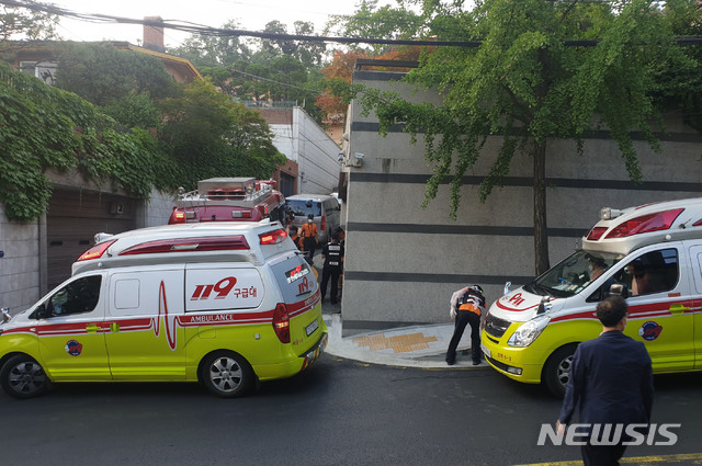 [서울=뉴시스] 이영환 기자 = 박원순 서울시장이 연락두절됐다는 신고가 접수돼 9일 경찰이 성북동 핀란드 대사관저 일대를 수색하고 있다. 2020.07.09.20hwan@newsis.com